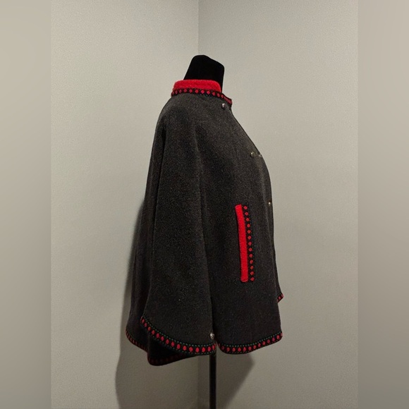 EUROPEAN Vintage Gray Red Felt Embr Trim Pewter Buttons Wool Cape Girl’s 10 - Picture 5 of 10